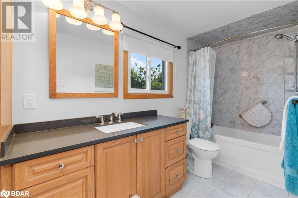 Photo 25 of 70 Lillian Crescent, Barrie ON
