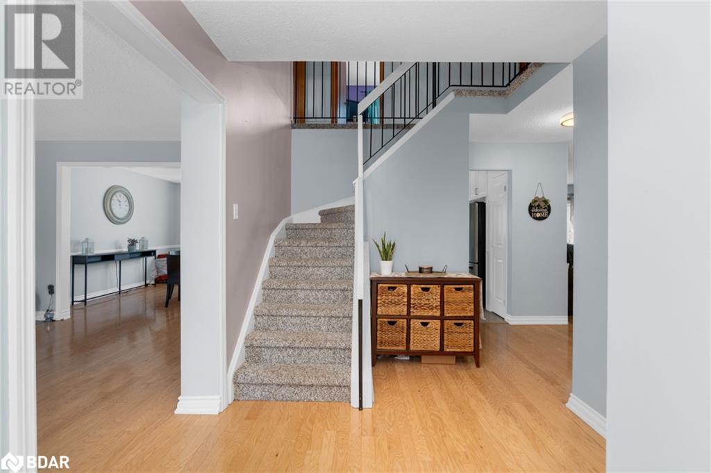 Photo 5 of 70 Lillian Crescent, Barrie ON
