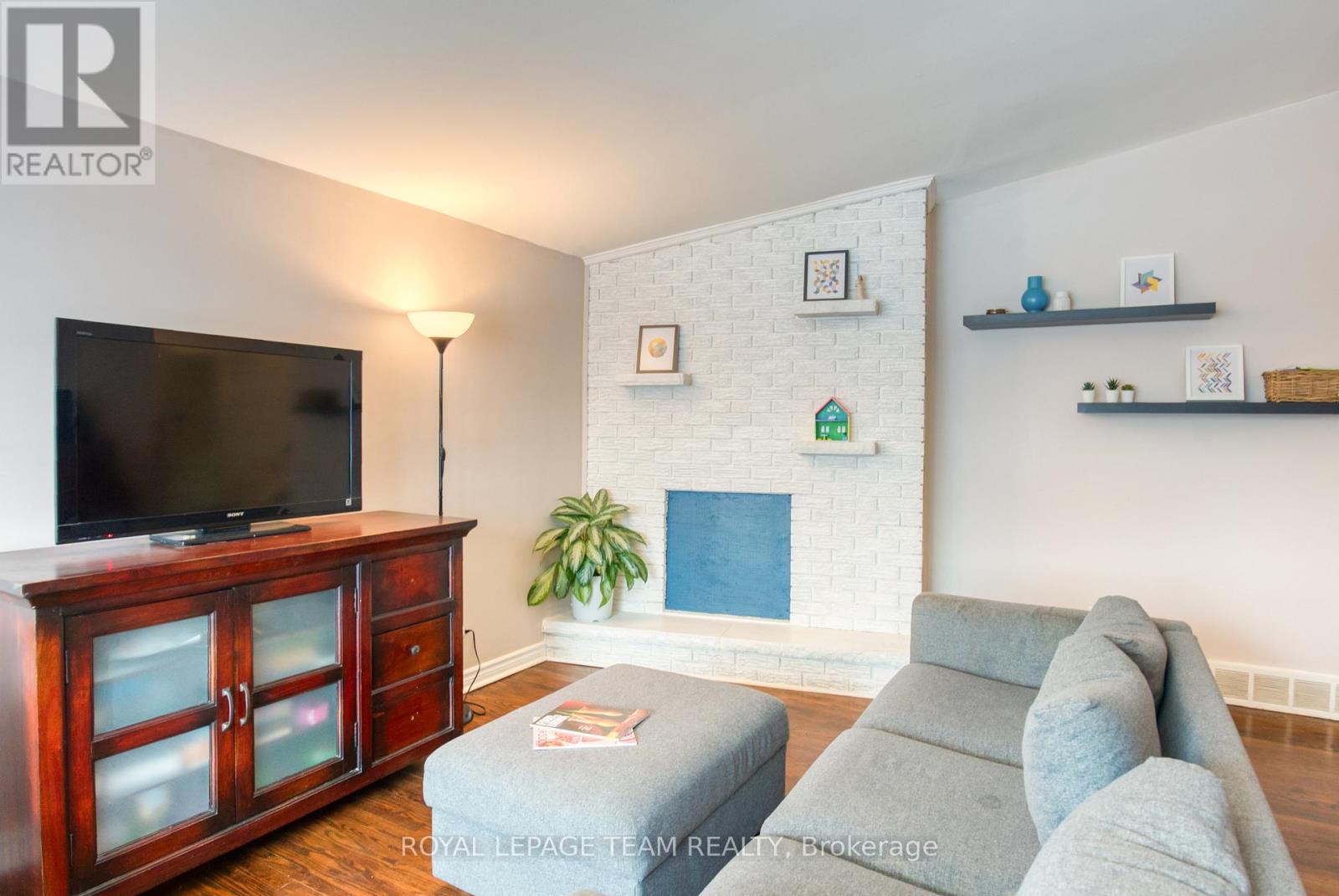 Photo 9 of 2010 Featherston Drive, Ottawa ON