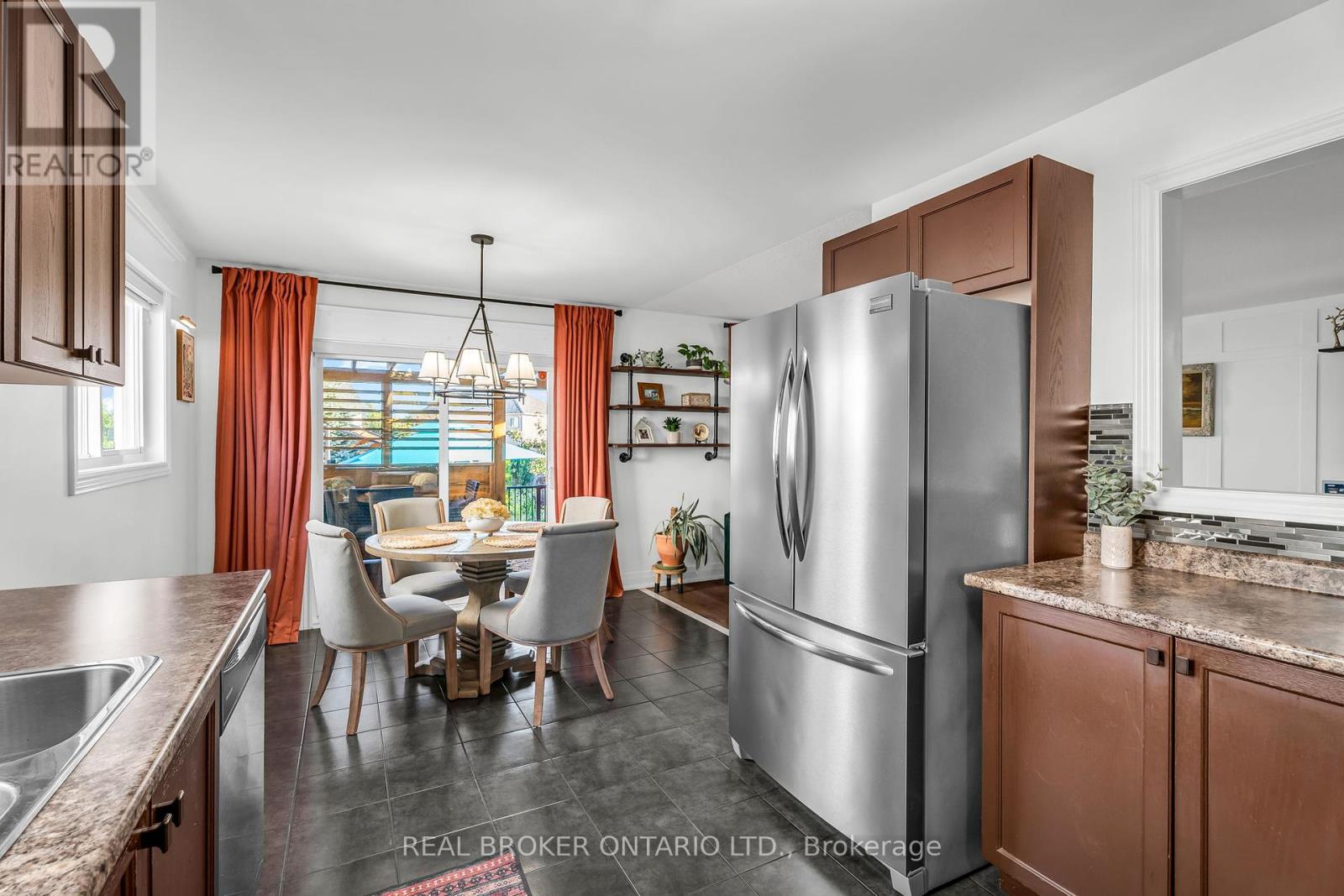 Photo 2 of 292 Regina Street, Clearview ON