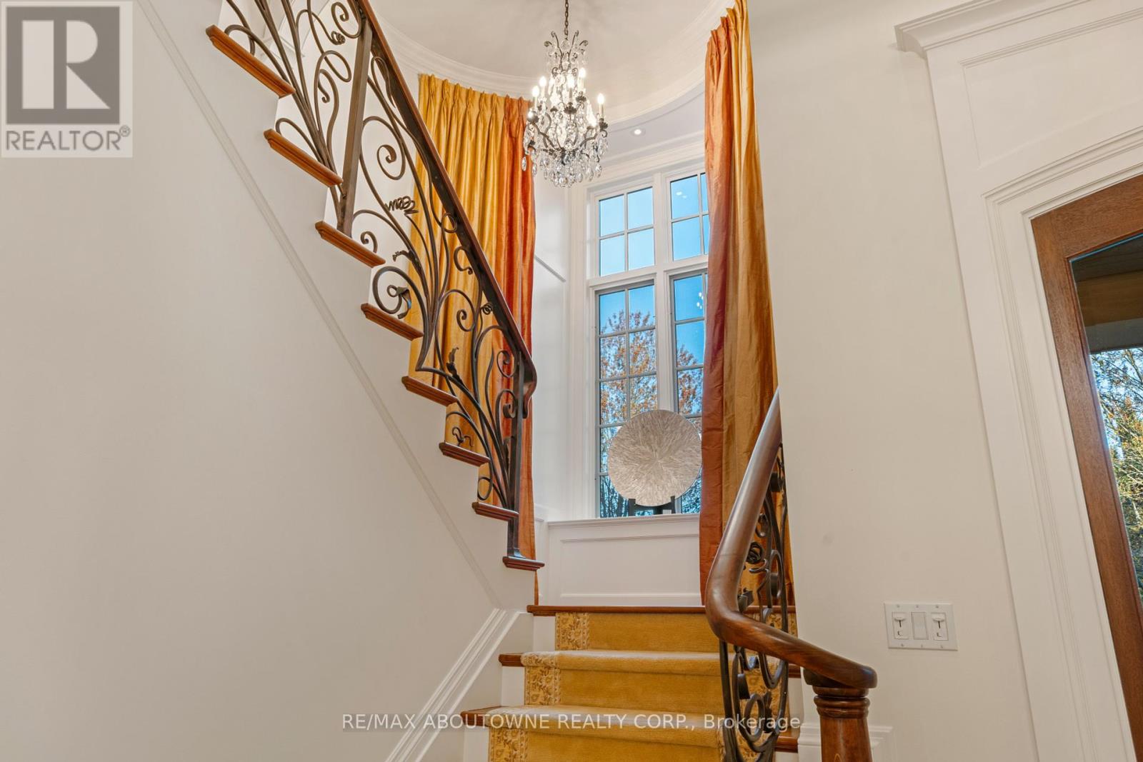 Photo 6 of 1081 Argyle Drive, Oakville ON