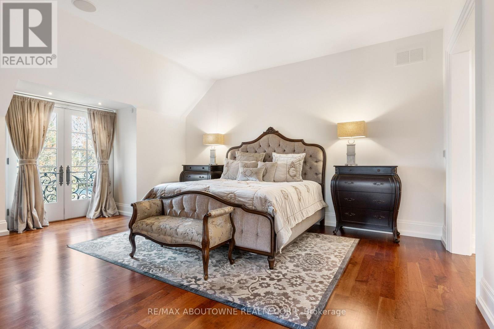 Photo 2 of 1081 Argyle Drive, Oakville ON
