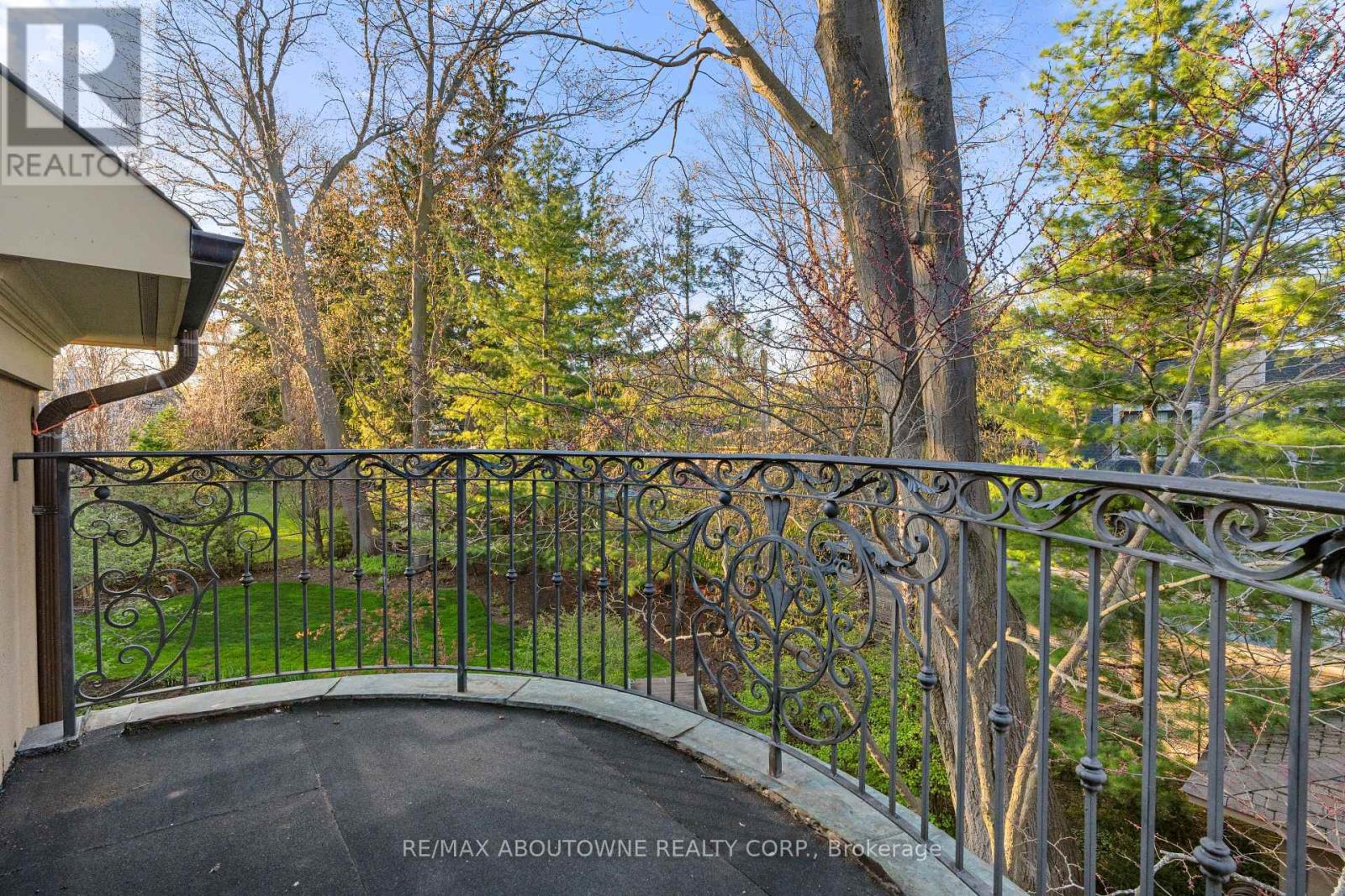 Photo 4 of 1081 Argyle Drive, Oakville ON