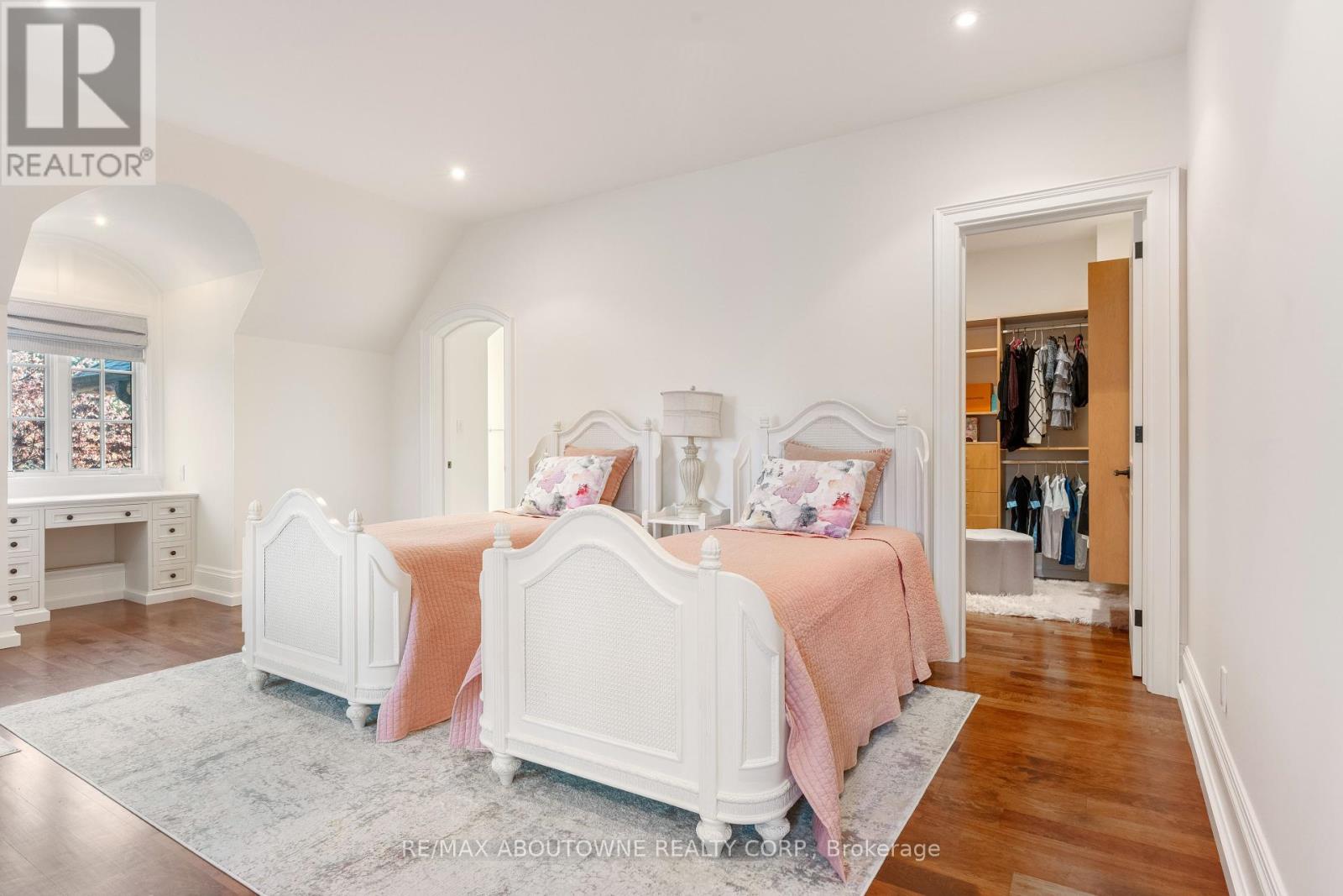 Photo 13 of 1081 Argyle Drive, Oakville ON