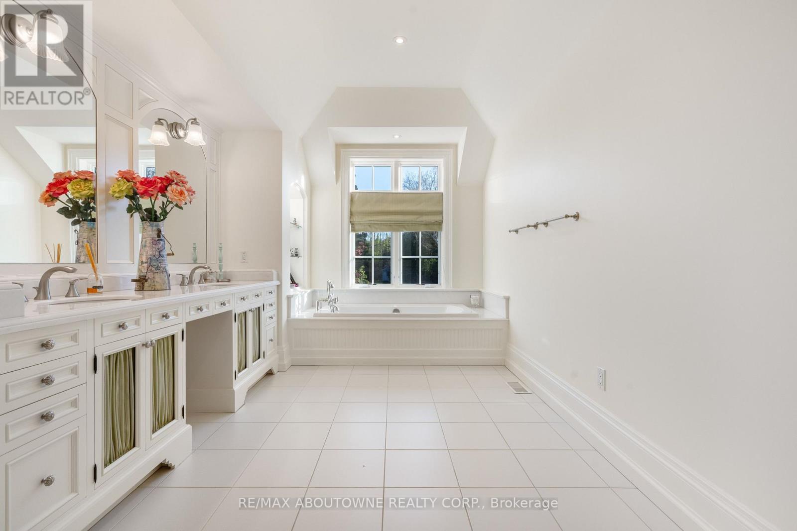 Photo 7 of 1081 Argyle Drive, Oakville ON