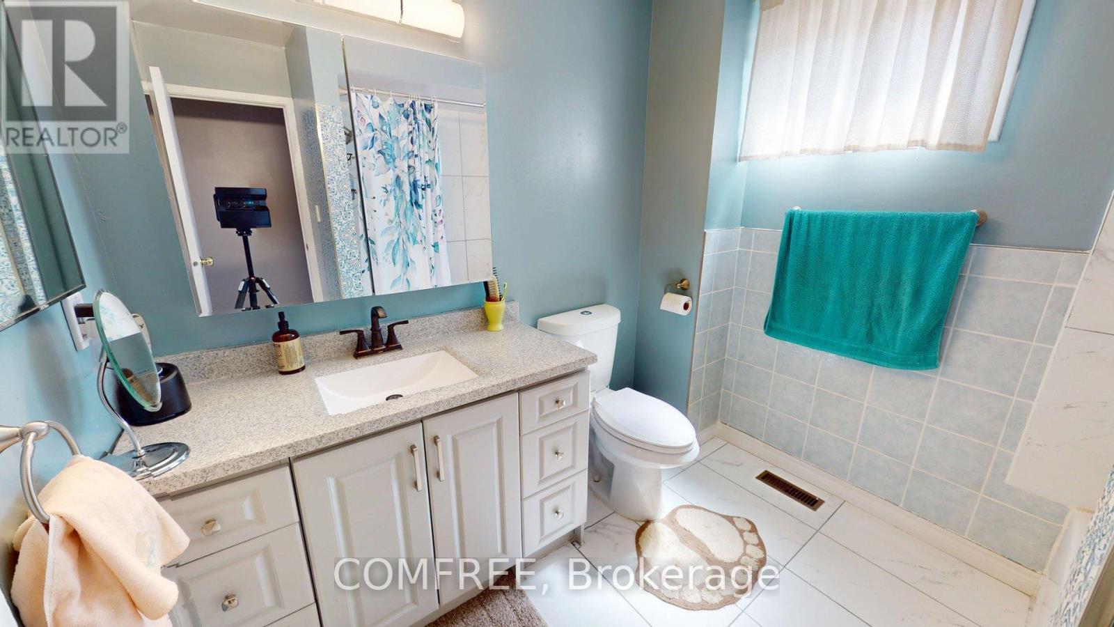 Photo 13 of 17 Ashurst Crescent, Brampton ON