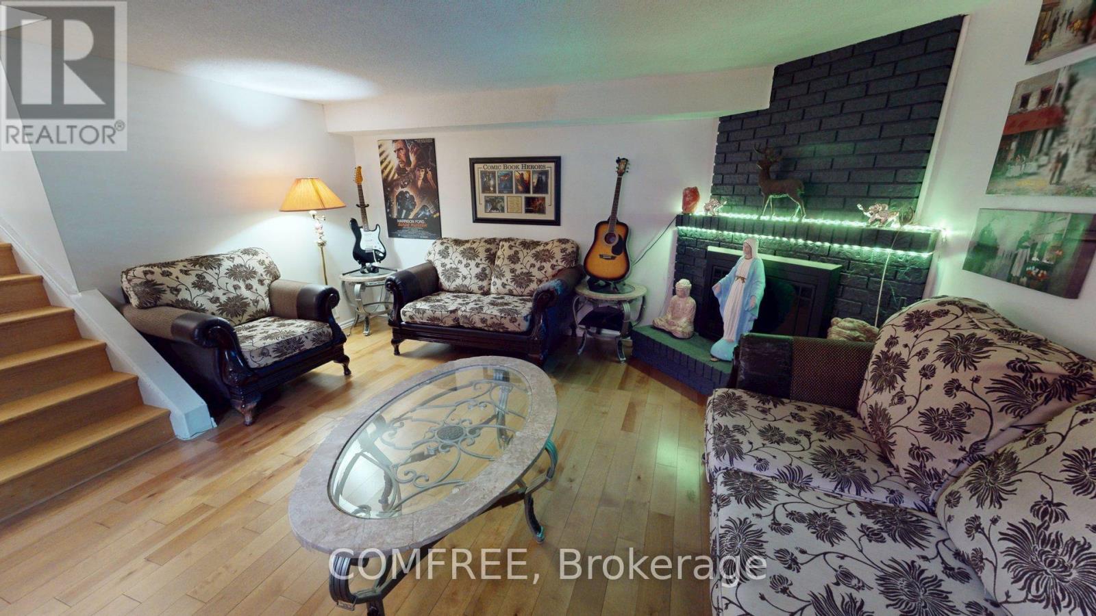 Photo 3 of 17 Ashurst Crescent, Brampton ON