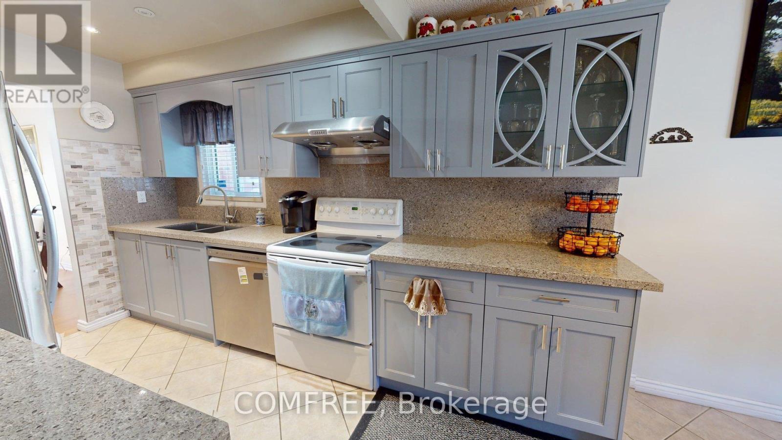 Photo 15 of 17 Ashurst Crescent, Brampton ON