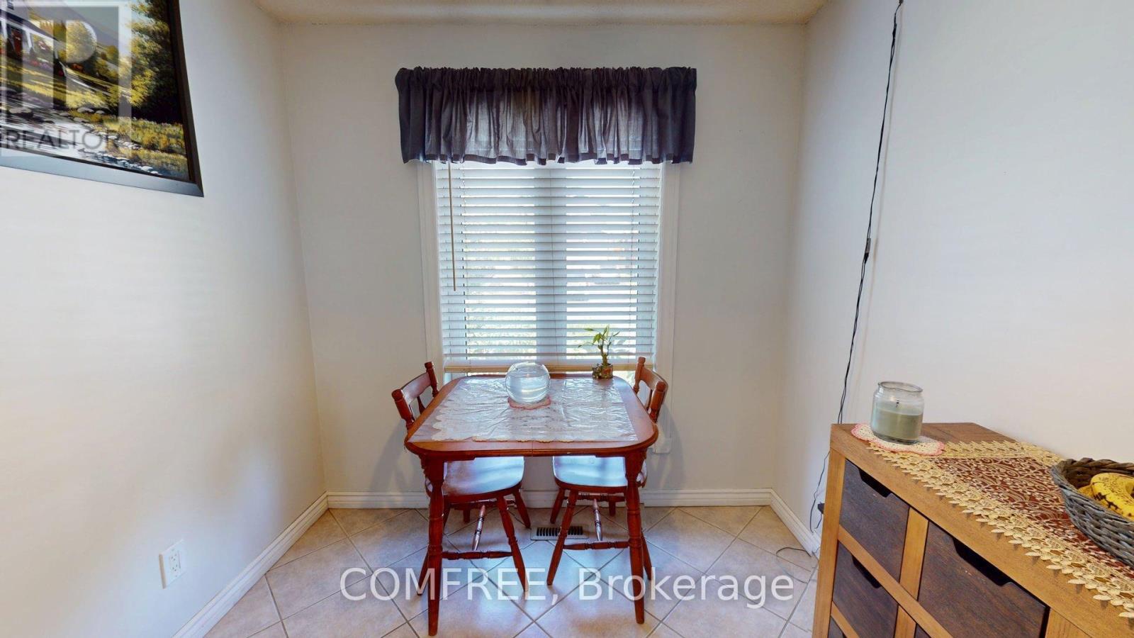 Photo 4 of 17 Ashurst Crescent, Brampton ON