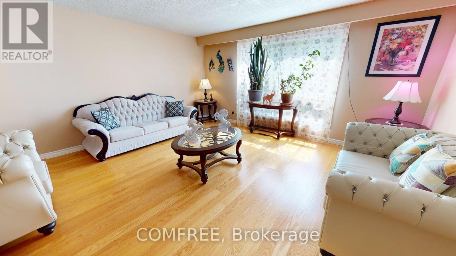 Photo 12 of 17 Ashurst Crescent, Brampton ON
