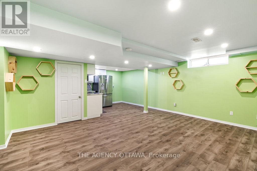 Photo 37 of 70 Appledale Drive, Ottawa ON