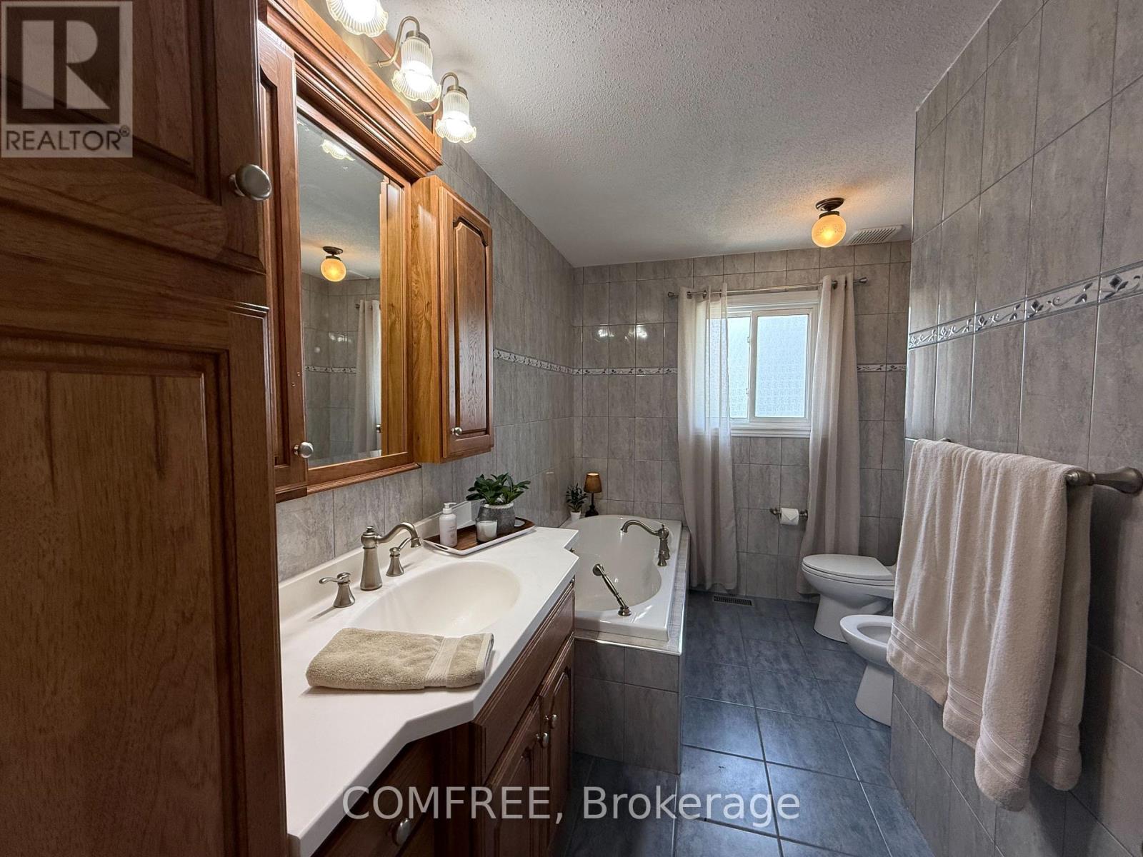 Photo 11 of 64 Menard Street, Russell ON