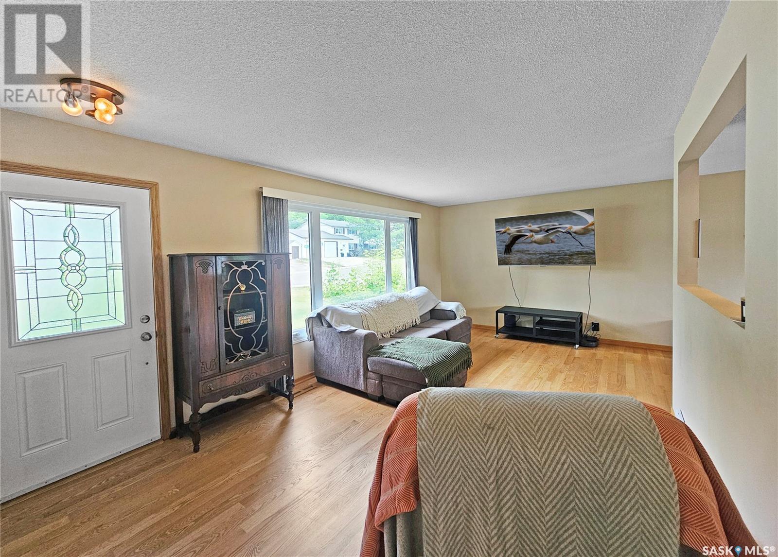 Single Family House Bungalow for Sale in  Bell STREET E Swift Current 