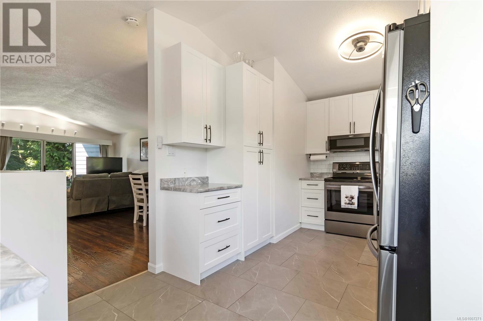 Photo 4 of 2 6110 Seabroom Rd, Sooke BC