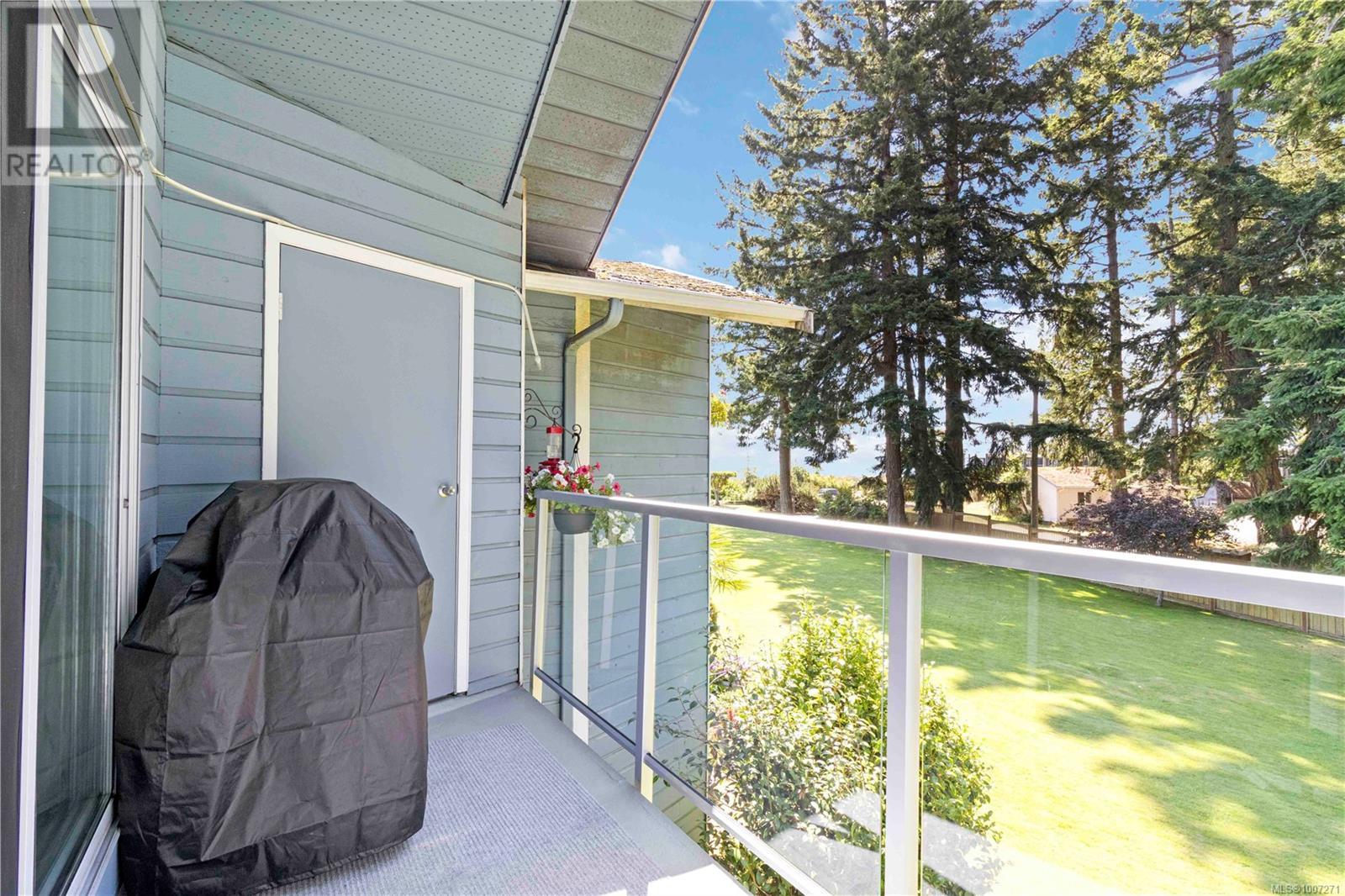 Photo 29 of 2 6110 Seabroom Rd, Sooke BC