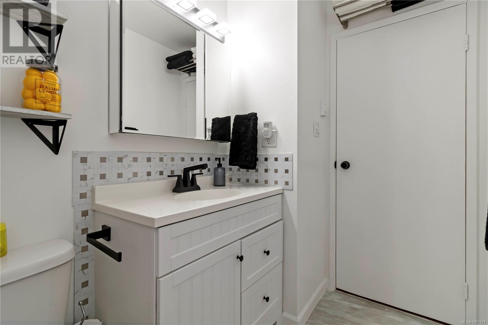Photo 9 of 2 6110 Seabroom Rd, Sooke BC