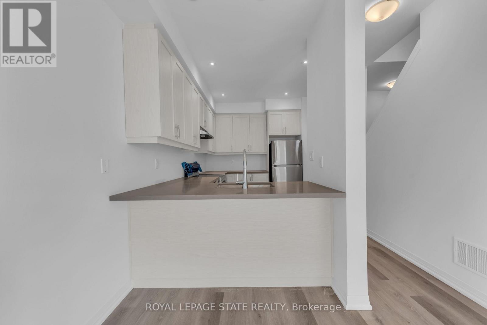 Photo 12 of 90 461 Blackburn Drive, Brantford ON
