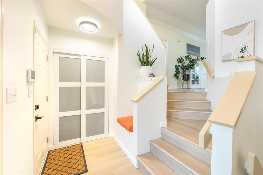 Photo 3 of 107 Chadwick Crescent, Winnipeg MB