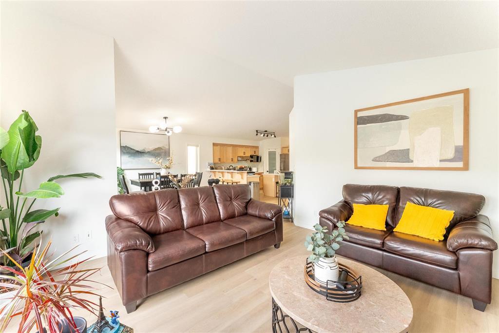 Photo 11 of 107 Chadwick Crescent, Winnipeg MB