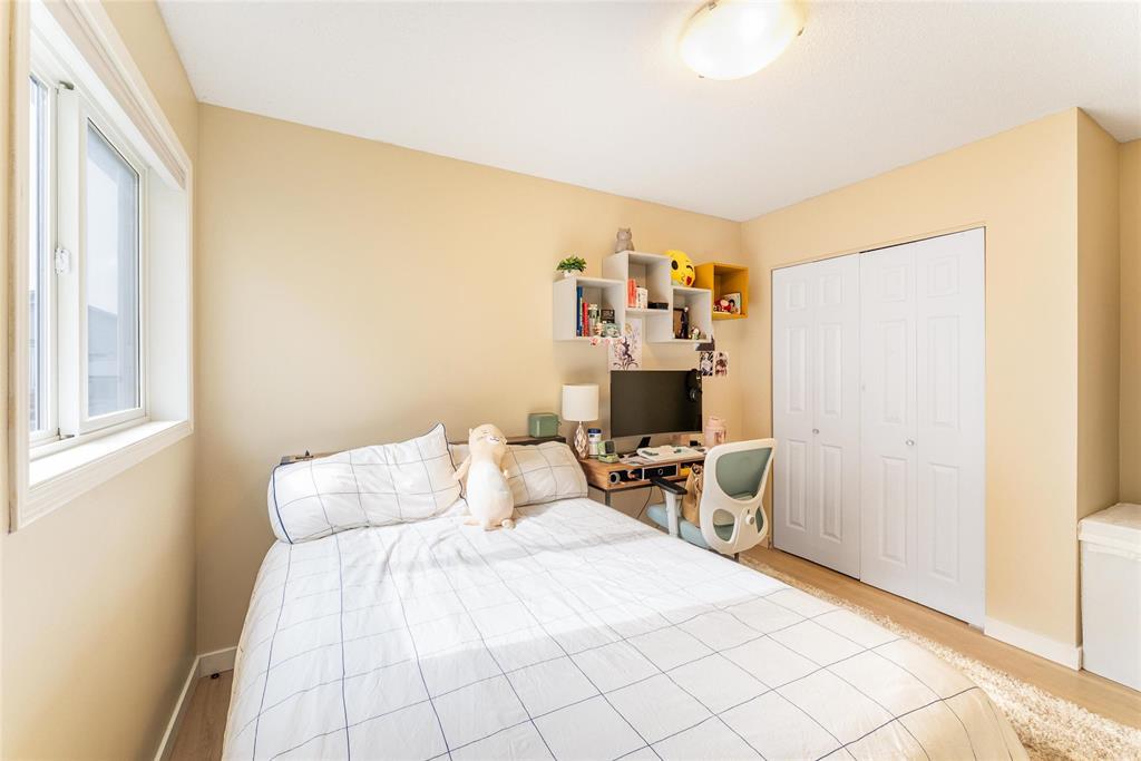 Photo 14 of 107 Chadwick Crescent, Winnipeg MB