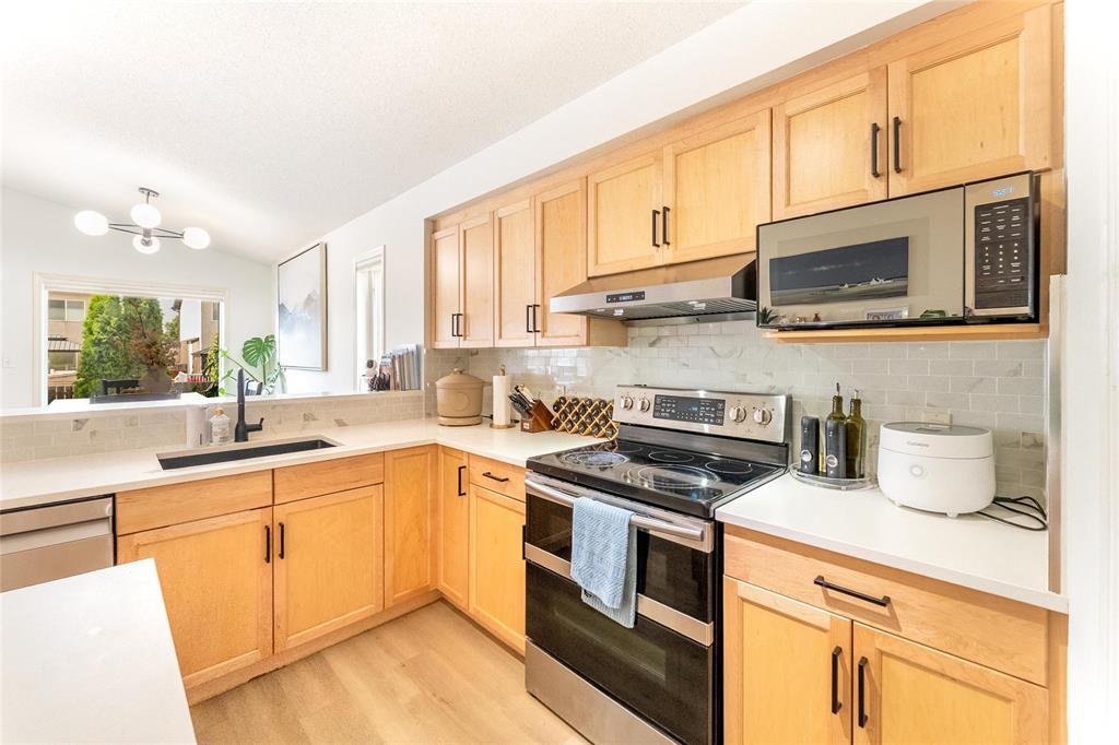 Photo 6 of 107 Chadwick Crescent, Winnipeg MB