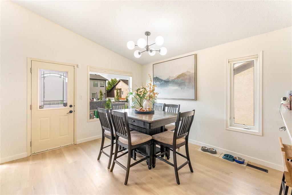 Photo 10 of 107 Chadwick Crescent, Winnipeg MB