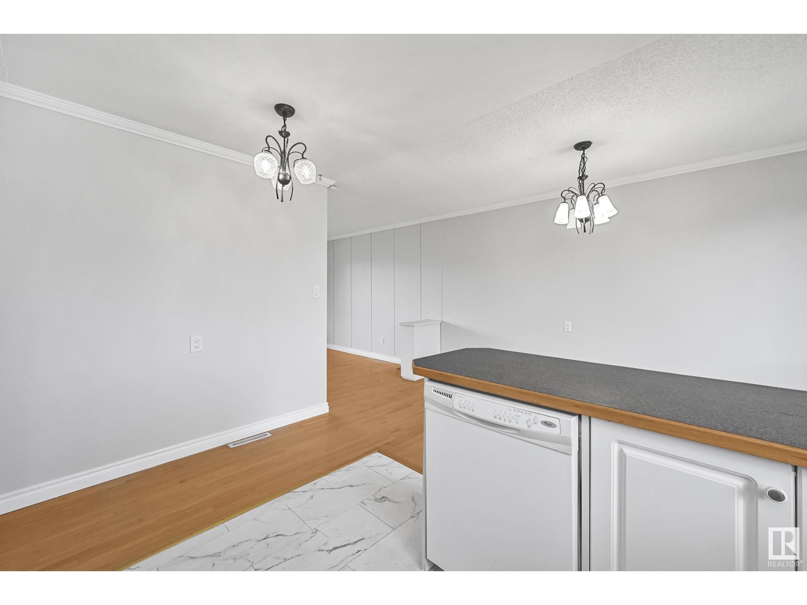 Photo 9 of 6803 149 A Av Nw, Edmonton AB