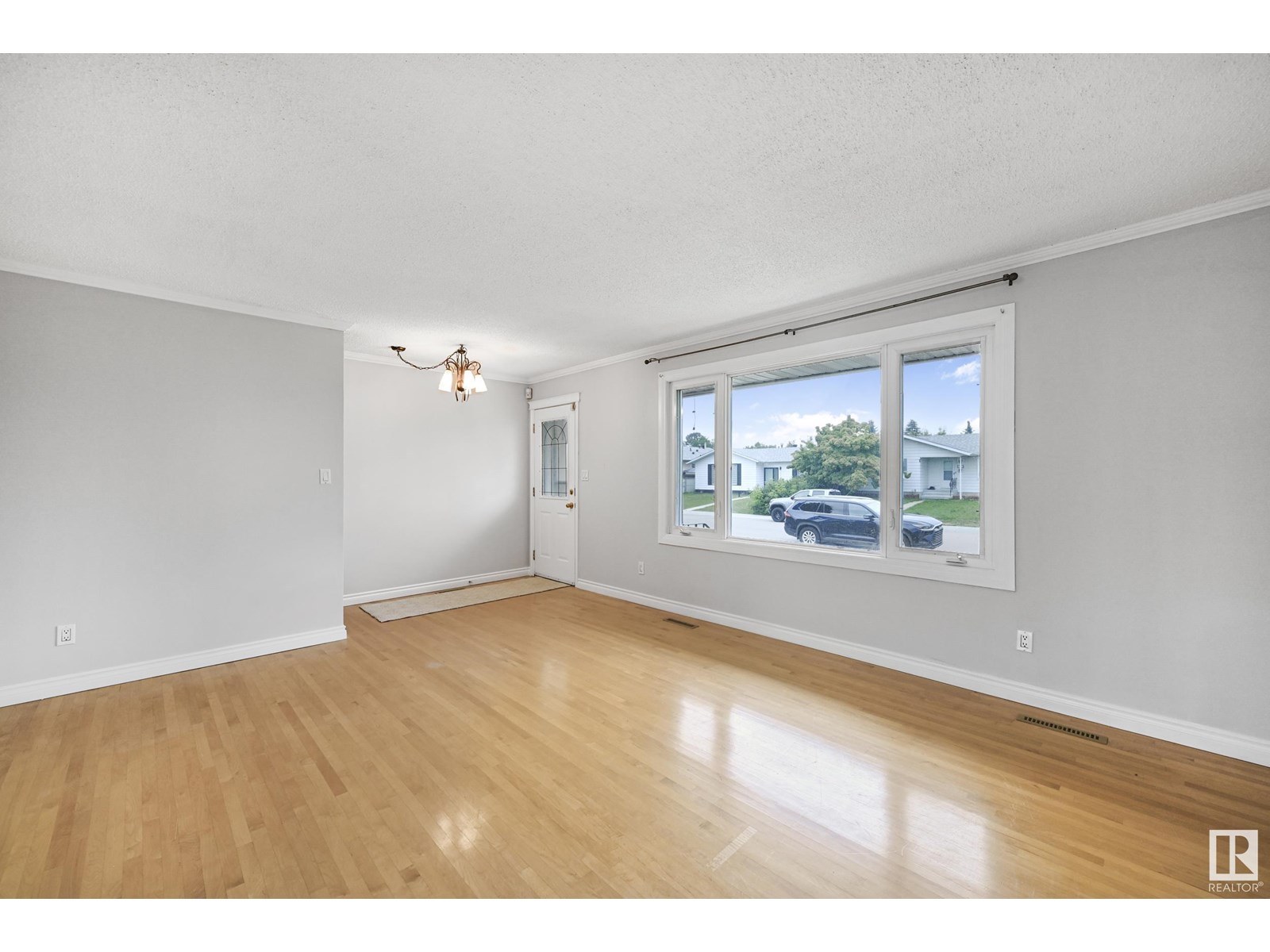 Photo 4 of 6803 149 A Av Nw, Edmonton AB