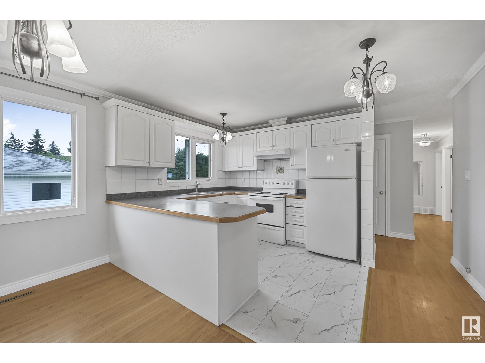 Photo 8 of 6803 149 A Av Nw, Edmonton AB