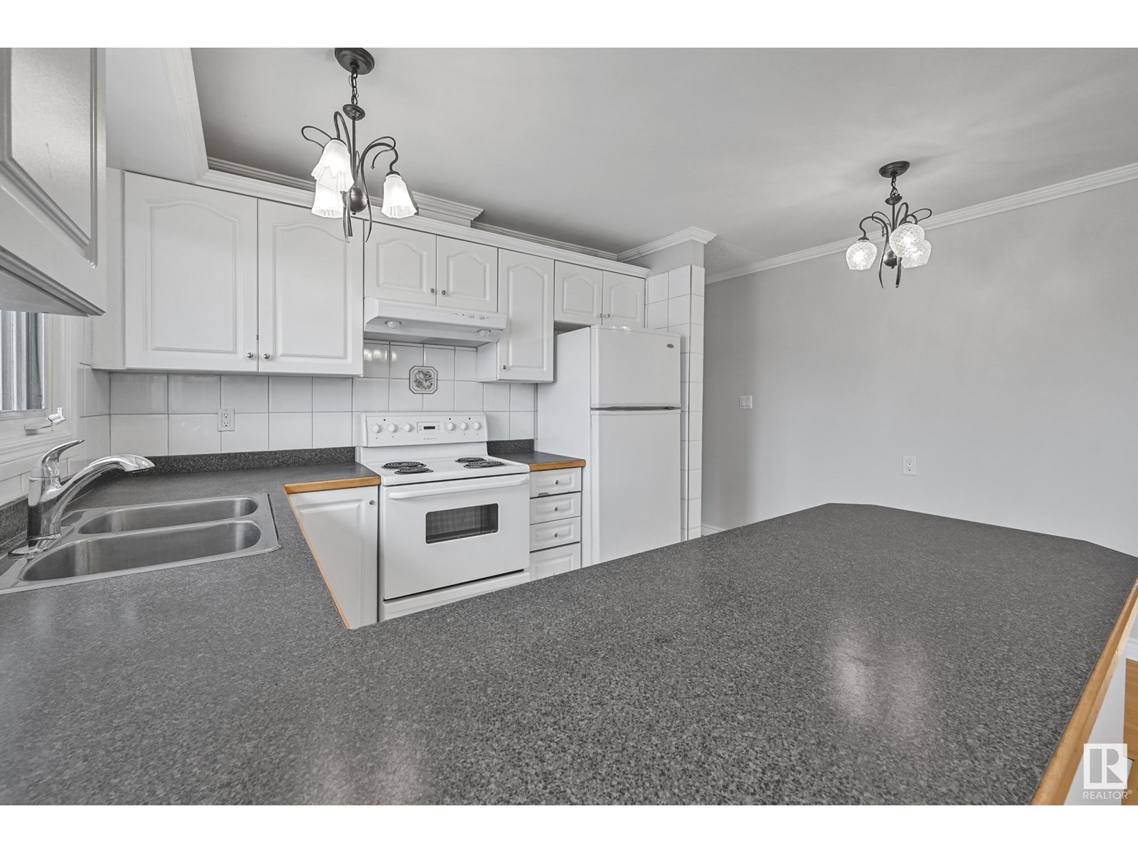 Photo 7 of 6803 149 A Av Nw, Edmonton AB