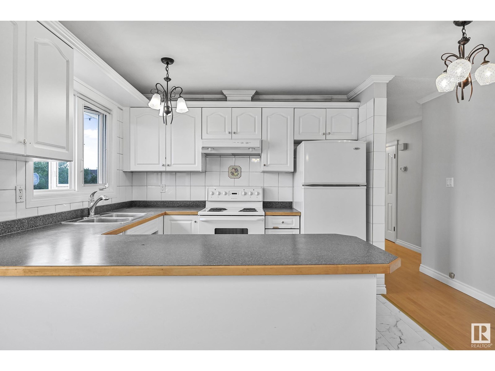 Photo 10 of 6803 149 A Av Nw, Edmonton AB