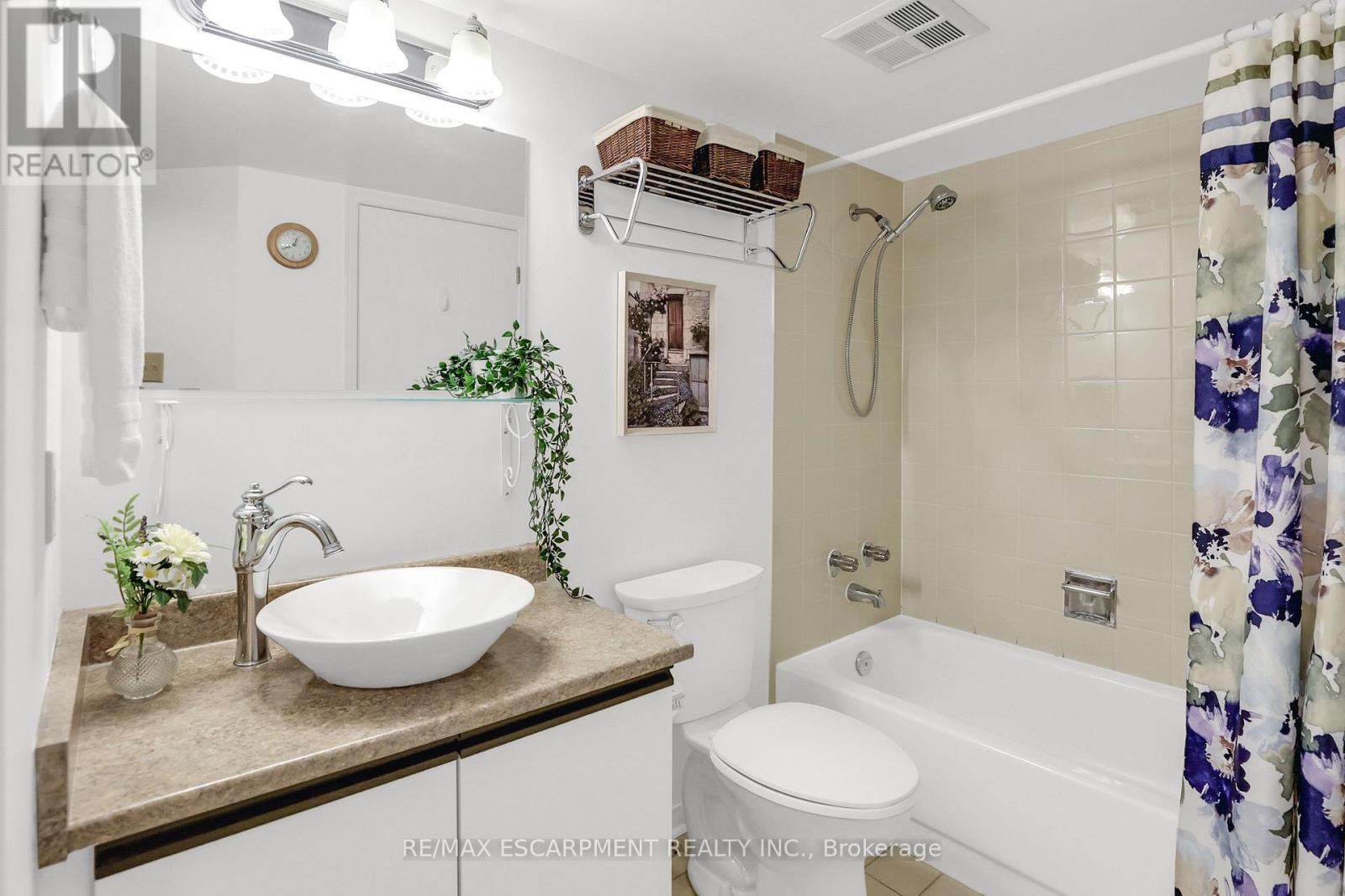 Photo 10 of 1732 1478 Pilgrims Way, Oakville ON