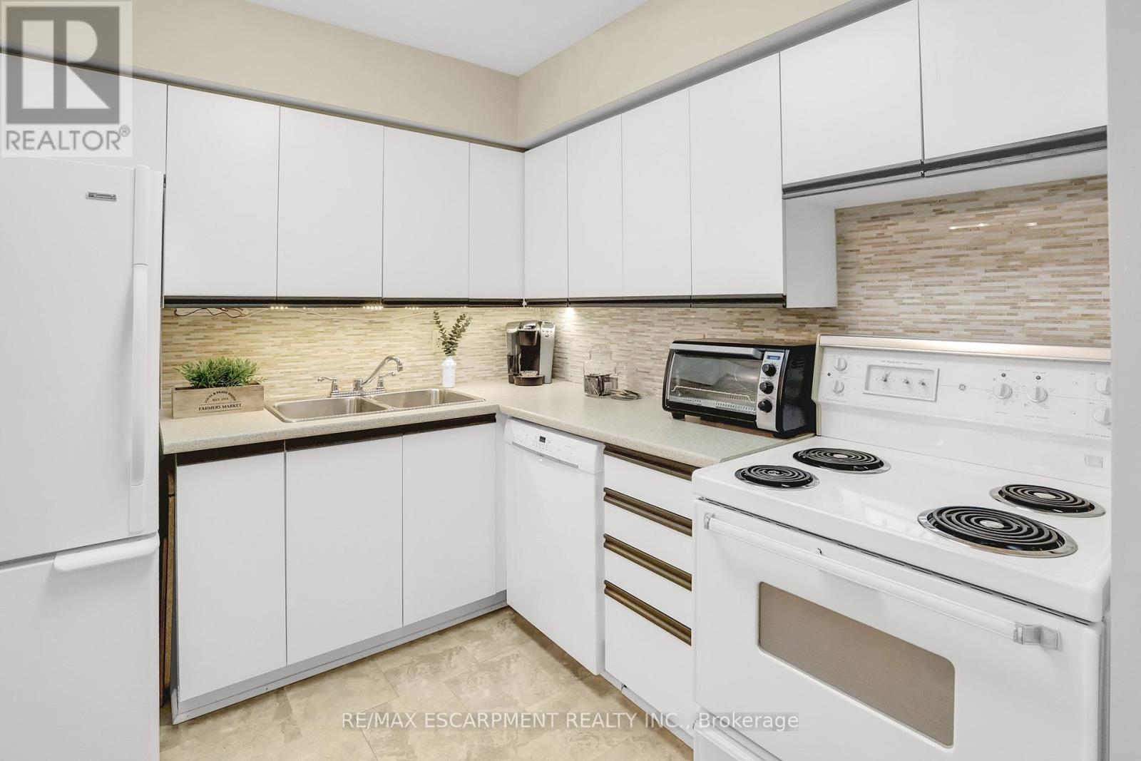 Photo 11 of 1732 1478 Pilgrims Way, Oakville ON