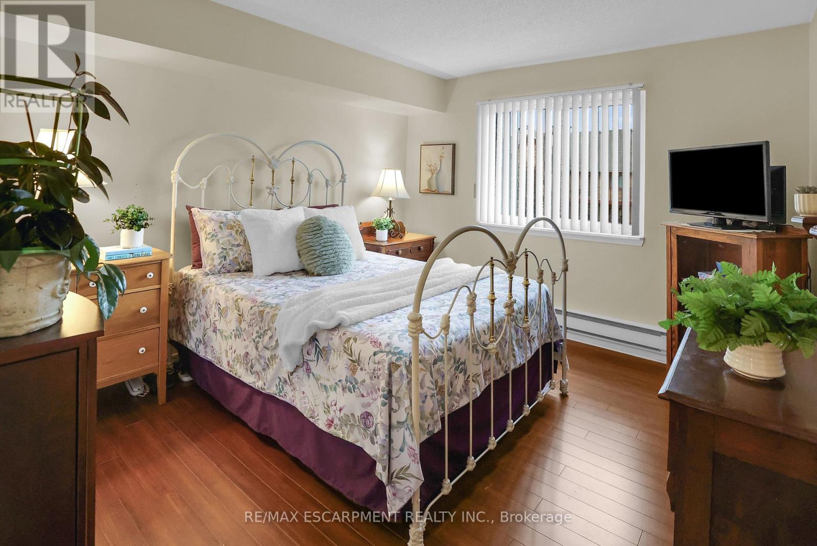 Photo 5 of 1732 1478 Pilgrims Way, Oakville ON