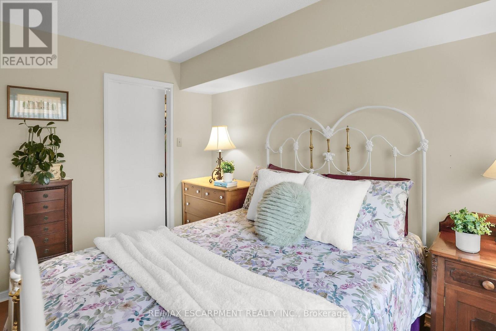 Photo 18 of 1732 1478 Pilgrims Way, Oakville ON