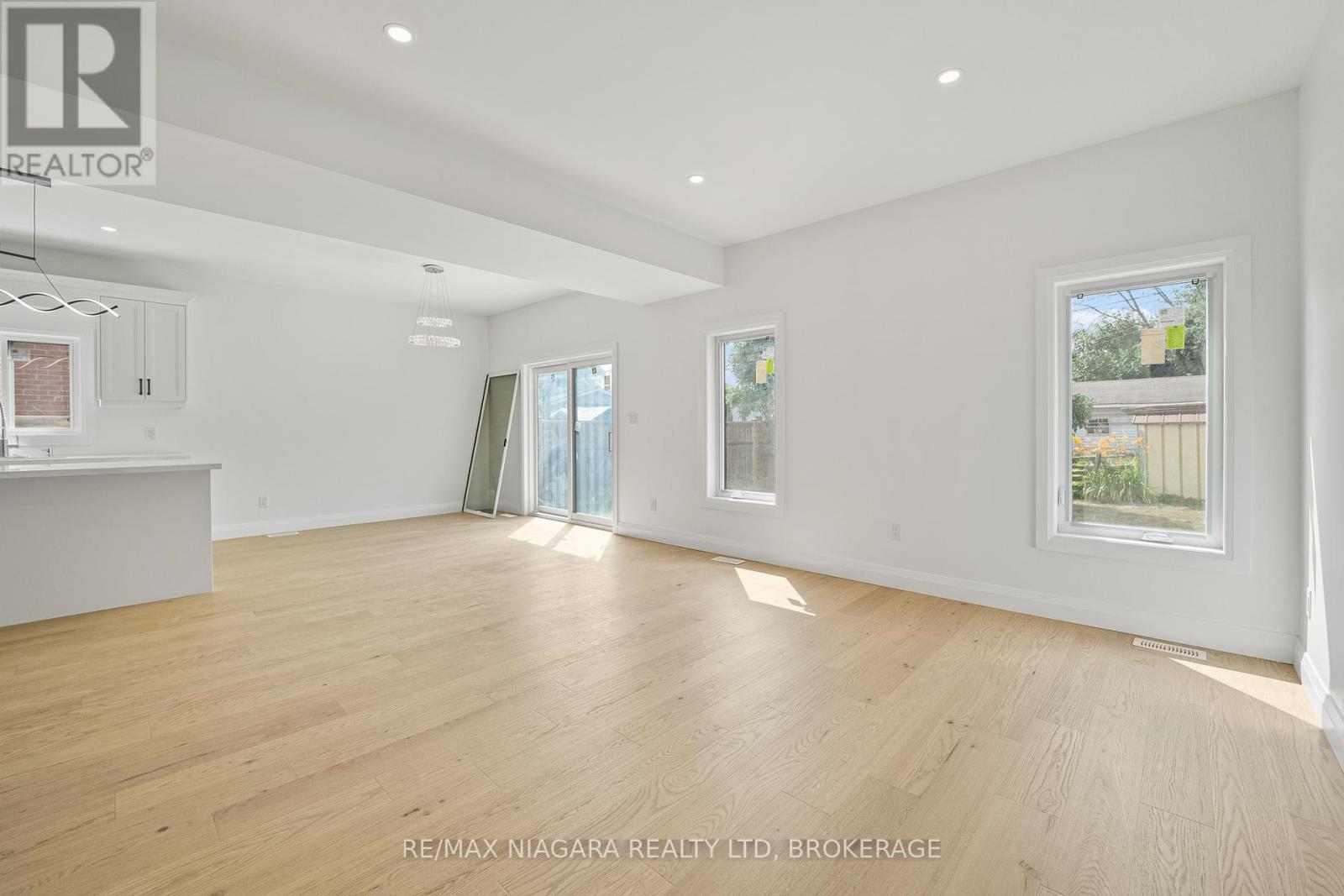 Photo 11 of 126 Chetwood Street, St Catharines ON