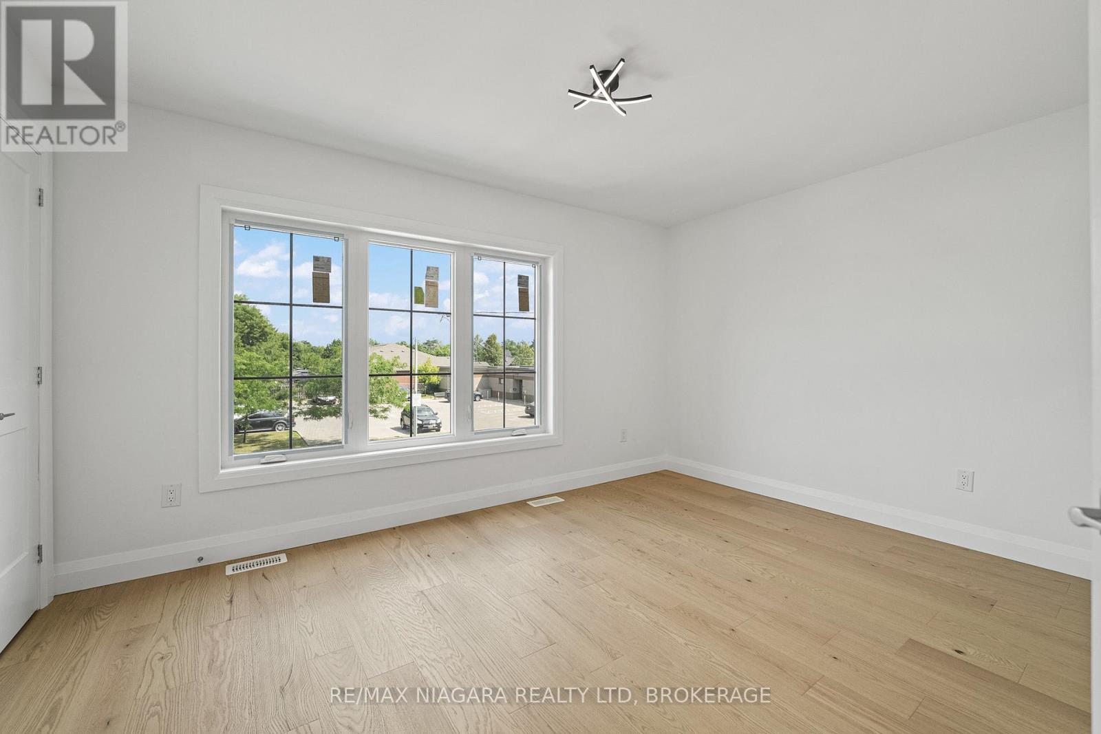 Photo 17 of 126 Chetwood Street, St Catharines ON