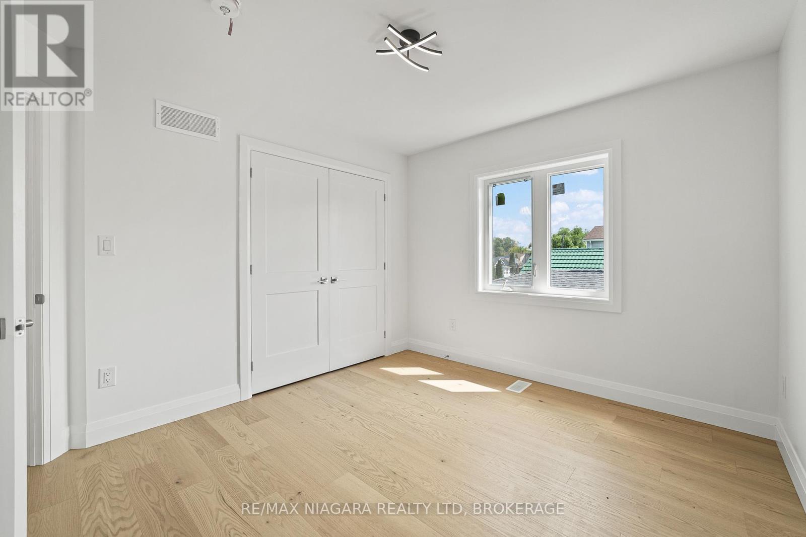 Photo 22 of 126 Chetwood Street, St Catharines ON