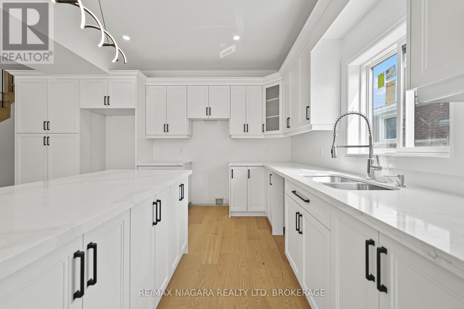 Photo 8 of 126 Chetwood Street, St Catharines ON