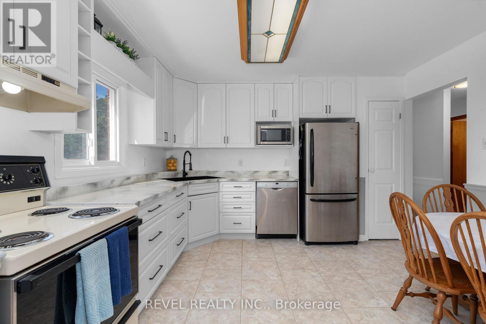 Photo 10 of 70 Lillian Crescent, Barrie ON