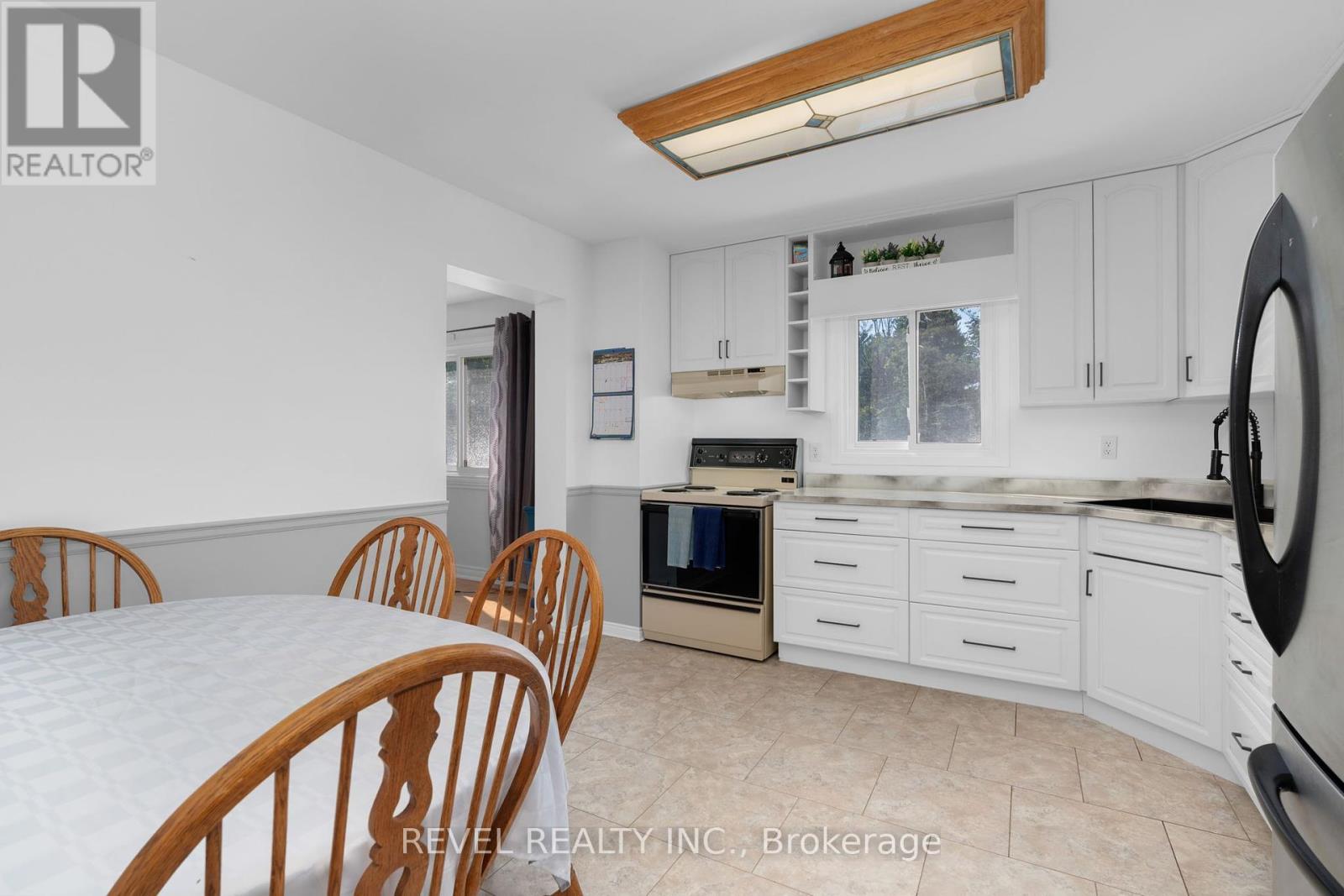 Photo 11 of 70 Lillian Crescent, Barrie ON