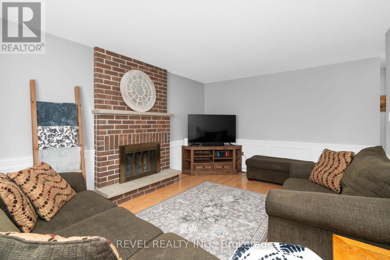 Photo 13 of 70 Lillian Crescent, Barrie ON