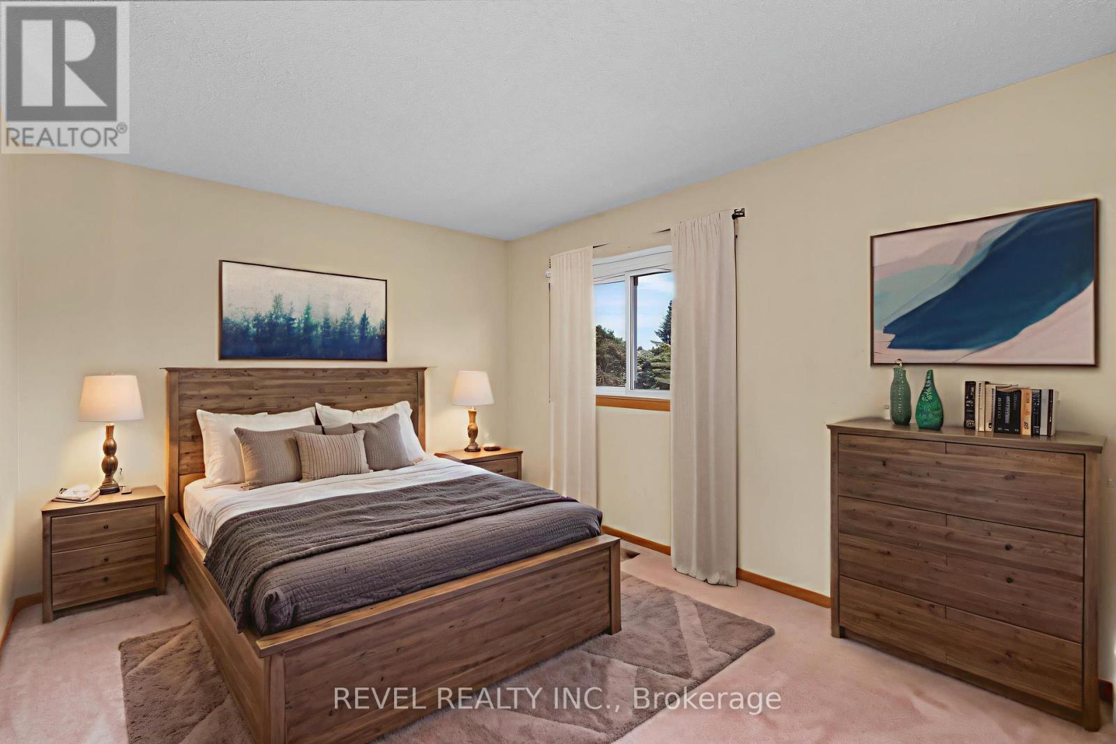 Photo 19 of 70 Lillian Crescent, Barrie ON