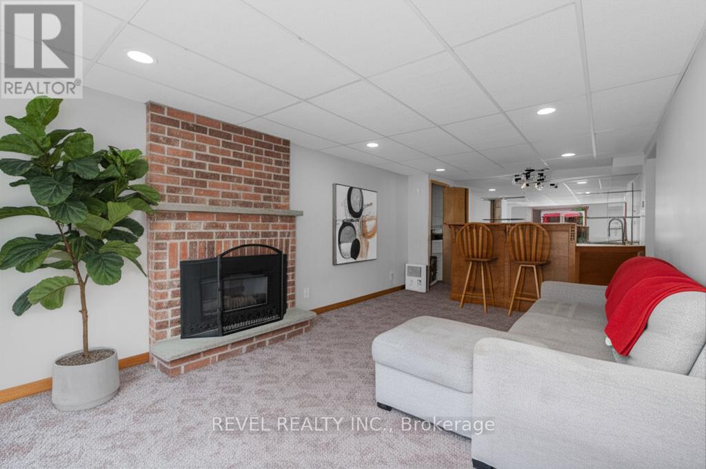 Photo 28 of 70 Lillian Crescent, Barrie ON