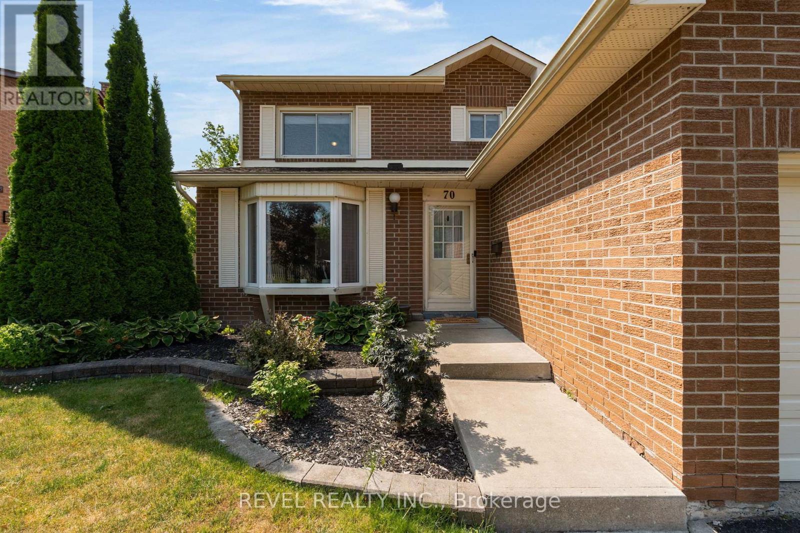 Photo 3 of 70 Lillian Crescent, Barrie ON