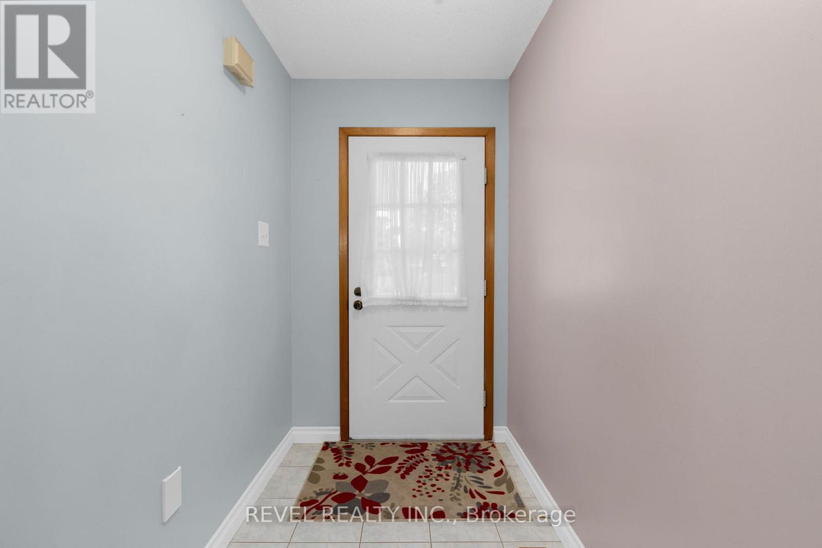 Photo 4 of 70 Lillian Crescent, Barrie ON