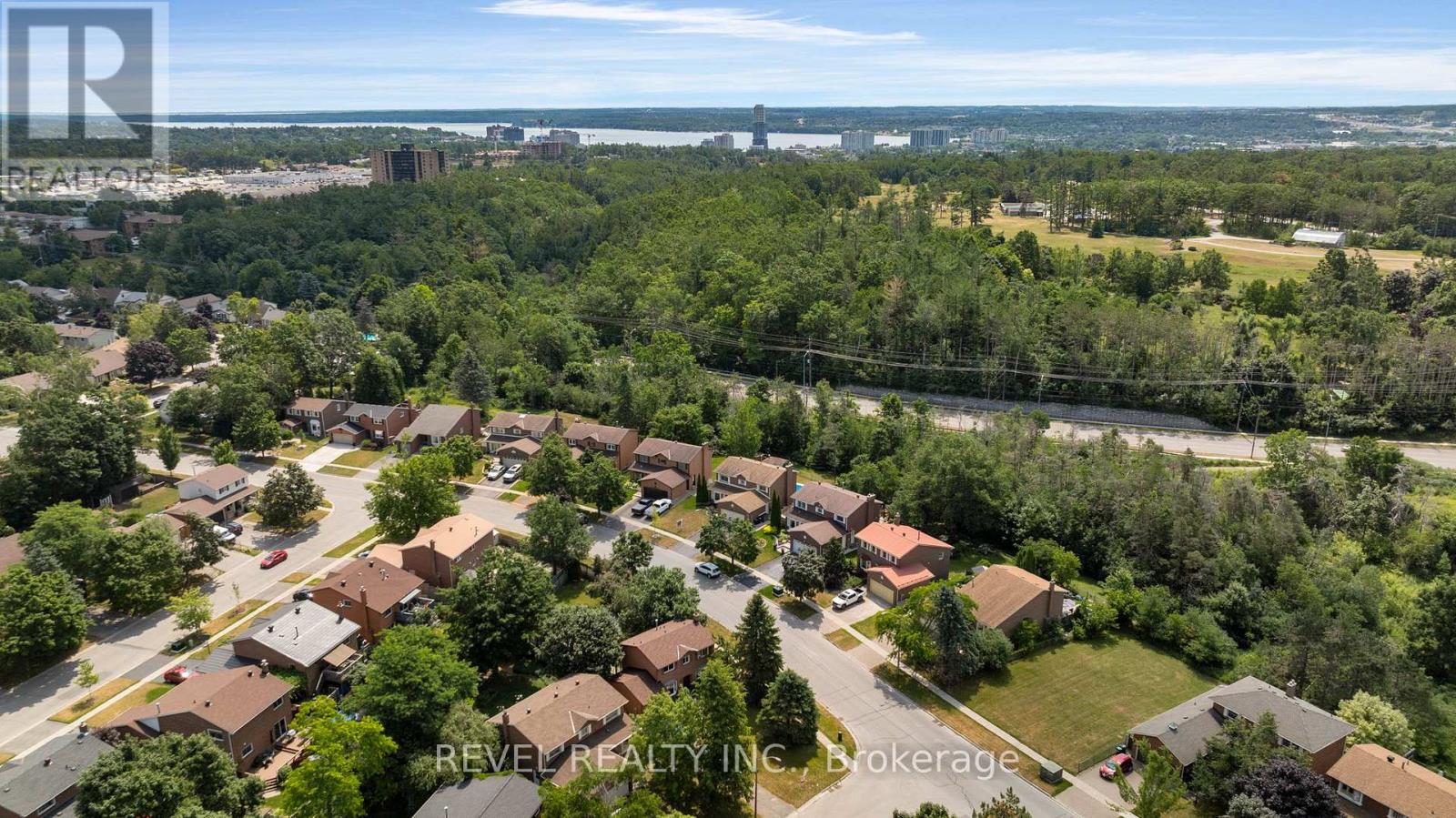Photo 47 of 70 Lillian Crescent, Barrie ON