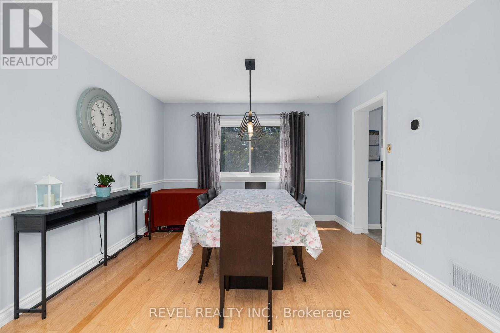 Photo 8 of 70 Lillian Crescent, Barrie ON