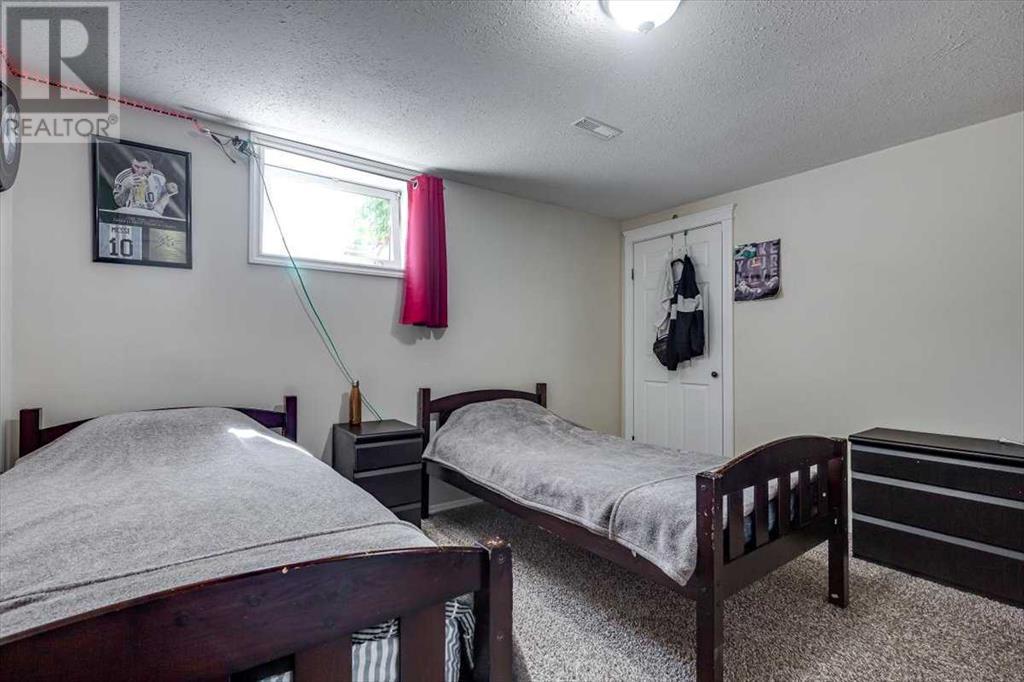 Photo 10 of 55 Horn Crescent, Red Deer AB