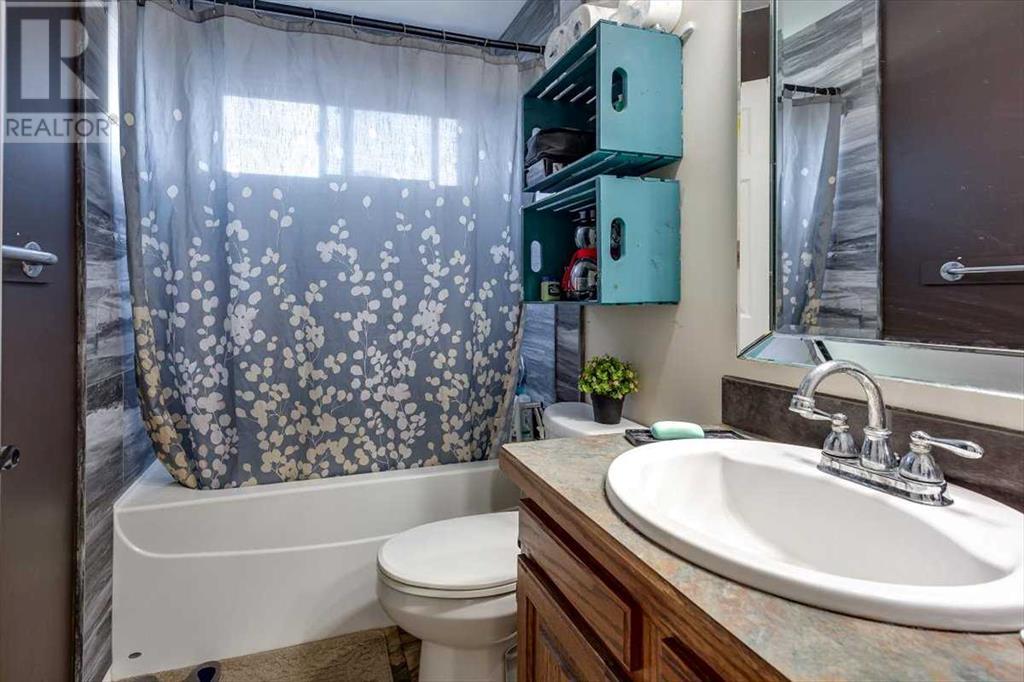 Photo 32 of 55 Horn Crescent, Red Deer AB